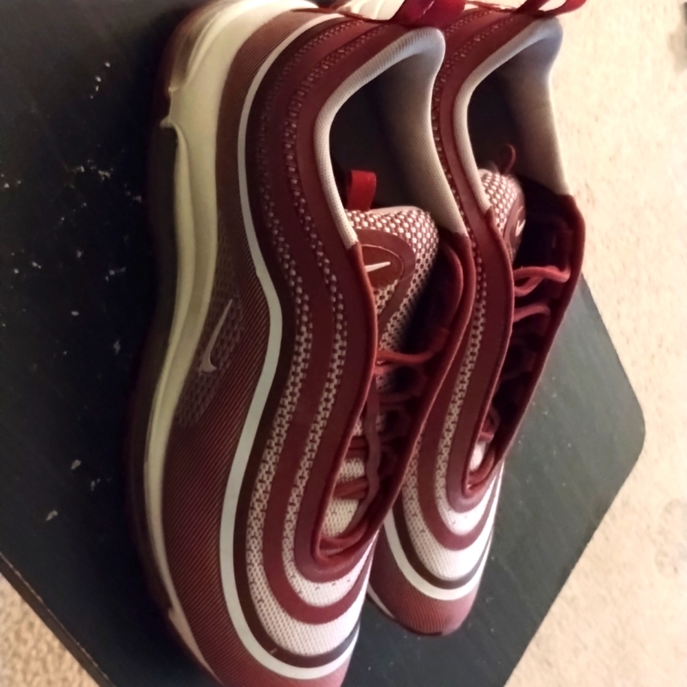 Nike Men’s Athletic Shoes Maroon and White
